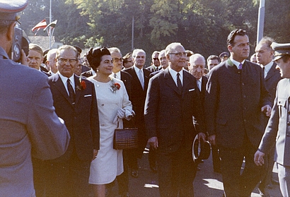 Auf der Brücke: Josip Broz Tito, Jovanka Broz und Franz Jonas, Bad Radkersburg, 12. 10. 1969