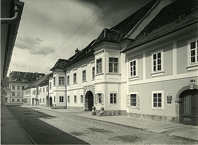 Die Radkersburger Sporgasse (heute Emmenstrasse) mit dem Museum der Stadt Radkersburg, 1955. Foto: Fürböck, Graz, MiaZ