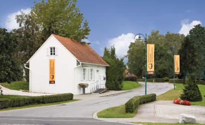 Das „Kühlhaus“, das heute als Römerzeitliches Museum Ratschendorf in einer Geschichte und Kultur vermittelnden Funktion sowohl für die Dorfgemeinschaft als auch für seine Besucherinnen und Besucher „weiterlebt“
