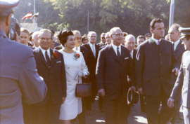 Eines der bedeutendsten Ereignisse der jüngeren Radkersburger Geschichte ist sicherlich die Eröffnung der Grenzbrücke durch Bundespräsident Franz Jonas und den jugoslawischen Staatspräsidenten Josip Broz Tito am 11. Oktober 1969. Hinter dem österreichischen Bundespräsidenten finden wir Landeshauptmann Josef Krainer sen. rechts im Bild. Die einzige Dame, die auf der privaten Aufnahme zu sehen ist, ist die Ehefrau des jugoslawischen Staatspräsidenten, Jovanka Broz. Foto: Privat