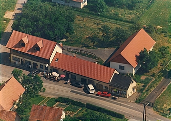 Ehemaliges Kühlhaus (rechts) mit Zubau, Weinburg am Saßbach, 1998. Sammlung Walter Feldbacher