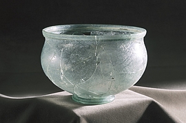 Glasschüssel aus dem im Museum rekonstruierten Tumulus, 2. Jh. n. Chr.