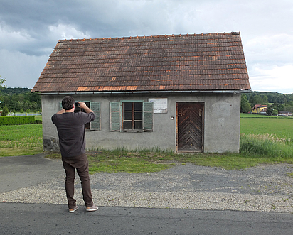 Feldforscher Walter Feldbacher fotografiert das Gemeinschaftskühlhaus in Waasen, Mai 2020. Foto: Michael Leitgeb