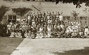 Bürgerschule mit Direktor Karl Freyberger, um 1917. MiaZ