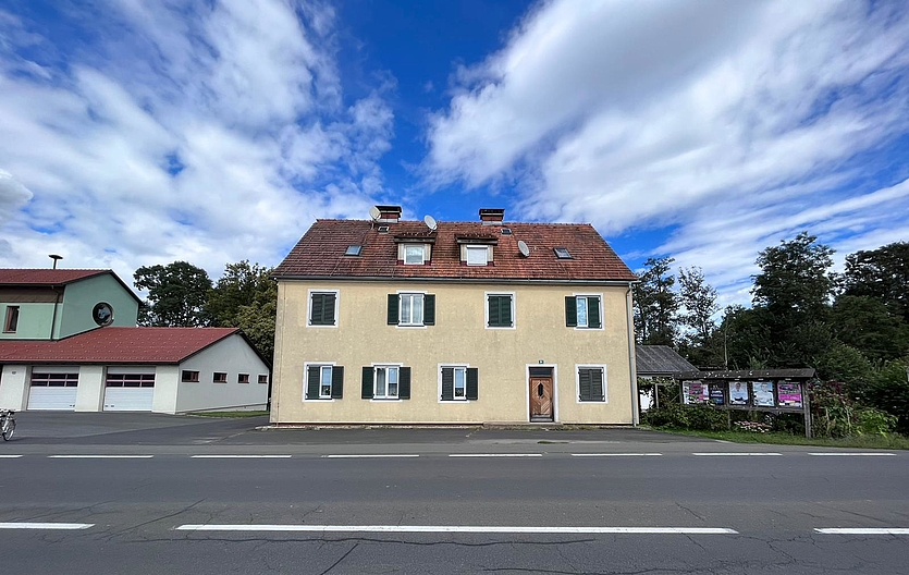 Das Gemeindewohnhaus in Altneudörfl, in welchem sich das Kühlhaus, die Badegelegenheiten und die Waschküche befanden, September 2022. Foto: MiaZ