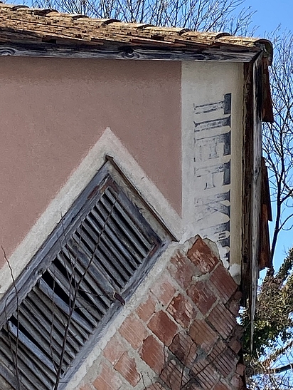 Der Schriftzug Tiefkühlanlage auf der Fassade des Gebäudes ist nur mehr fragmentarisch erhalten, März 2022. Foto MiaZ