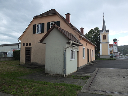 Brückenwaage in Wieden, links hinten: Eingang zur Tiefkühlanlage, Foto: Michael Leitgeb, Mai 2020