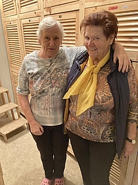 Renate Lamprecht und Gitti Gödel vor den Kühlfächern, April 2022. Foto MiaZ