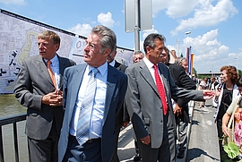 Bundespräsident Heinz Fischer (österreichischer Bundespräsident 2004-2016) kam am 5. Juni 2008 zur Ausstellungseröffnung des EU-weiten Wettbewerbs „Bilateral Design Competition“ nach Bad Radkersburg und Gornja Radgona. Gemeinsam mit den damaligen Bürgermeistern der beiden Städte, Peter Merlini und Anton Kampuš sowie zahlreichen Gästen sah er sich die Ergebnisse an. Foto Stadtgemeinde Bad Radkersburg