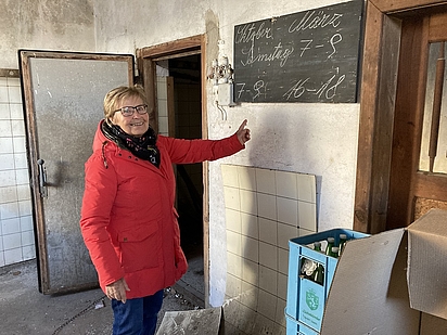 Marianne Zangger erinnert sich gut an die Zeit, in der das Kühlhaus noch in Betrieb war. März, 2022. Foto MiaZ