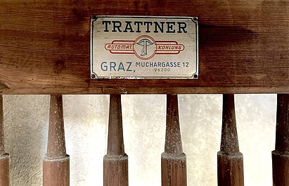 Holztüre mit Werbeaufschrift der Firma Trattner, Detail. Aus dem Innenleben der Tiefkühlanlage Radkersburg, März 2022. Foto MiaZ