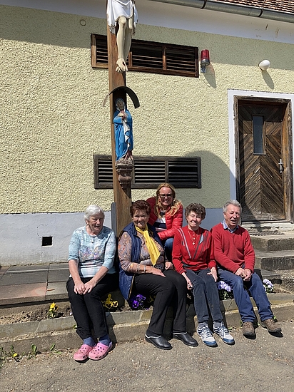 Renate Lamprecht, Gitti Gödel, Brigitte Pachler, Hildegard und Franz Seidl vor der Gemeinschaftskühlanlage in Frutten-Gießelsdorf, April 2022. Foto MiaZ