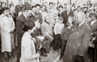 Auftakt zur Bundespräsidentenwahl: Dr. Adolf Schärf (österreichischer Bundespräsident 1957-1965) besuchte am 26. April 1963 Radkersburg und wurde von der Bevölkerung, mit Bürgermeister Alfred Merlini an der Spitze, begrüßt. Foto Bund, Radkersburg. StARa