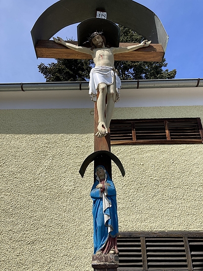 Holzkreuz vor der Gemeinschaftskühlanlage in Frutten-Gießelsdorf, April 2022. Foto MiaZ