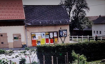 Ehemaliges Kühlhaus mit Plakatwand, Weinburg am Saßbach, 1998. Sammlung Walter Feldbacher