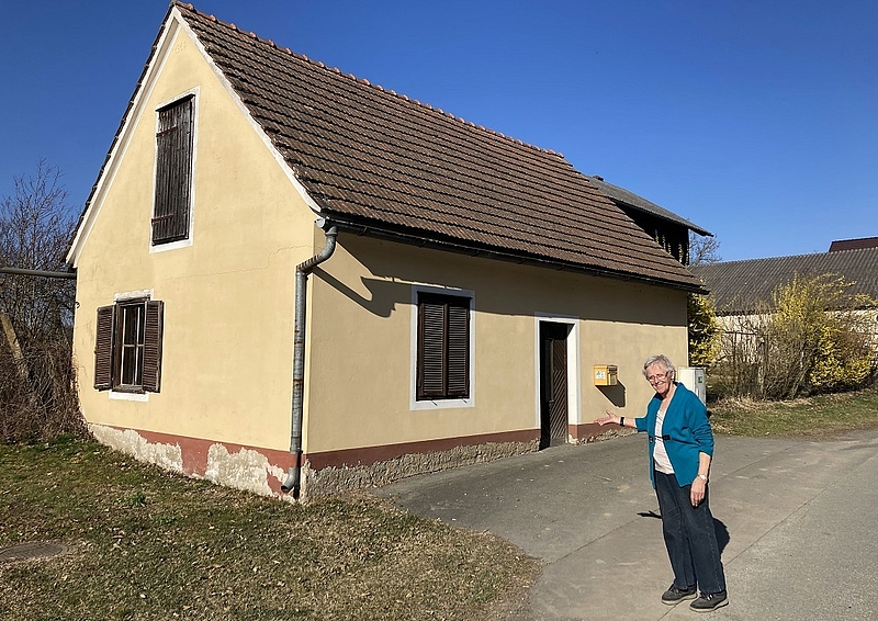 Marianne-Cziglar Benko vor der ehemaligen Gemeinschaftskühlanlage Goritz, 24.3.2022. Foto MiaZ
