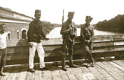 Die österreichische Gendarmerie und Finanz beziehen erste Wache auf der Murbrücke