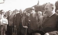 Theodor Körner (österreichischer Bundepräsident 1951-1957) besuchte im Jahr 1954 Radkersburg. Auf der Brücke zwischen Radkersburg und Gornja Radgona wurde er u.a. vom Radkersburger Bürgermeister Karl Pratscher, vom Landeshauptmann der Steiermark, Josef Krainer sen. sowie vom Radkersburger Gemeinderat Gottfried Kranner begleitet. Foto Bund, Radkersburg. StARa