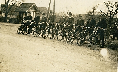 Weinburger Dorfburschen vor der Brückenwaage, 1939, Foto: Voit, Slg. Walter Feldbacher