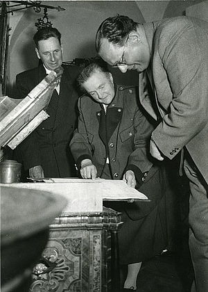 Bürgermeister Alfred Merlini, Kustodin Notburga Huiber und Unterrichtsminister Dr. Heinrich Drimmel vor geöffneter Bäckerlade im neuen Radkersburger Stadtmuseum, 1955. Foto: Steffen Lichtbild, Graz, MiaZ