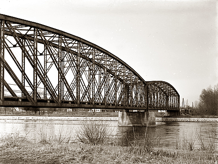 Eisenbahnbrücke über die Mur zwischen Radkersburg und Oberradkersburg, um 1910, Fotosammlung Richard Prettner. MiaZ