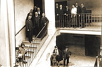 Die Staatssekretäre Walter Breisky, Dr. Karl Renner (Österreichischer Bundespräsident 1945-1950) und Dr. Julius Deutsch (vordere Reihe auf den Stufen v.l.n.r.) mit Mitgliedern des Radkersburger Gemeinderates im Rathaus, 29. Juli 1920. StARa