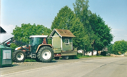 Abtransport des „Waaghäusl“ von Weinburg am Saßbach ins „Handwerksdöfl“ nach Pichla bei St. Veit in der Südsteiermark, Mai 2003, Foto: Karl Küssner, Slg. Walter Feldbacher