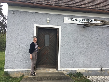 Maria Koller vor dem Kühlhaus in Laasen, Mai 2022. Foto: Daniela Leopold-Sommer