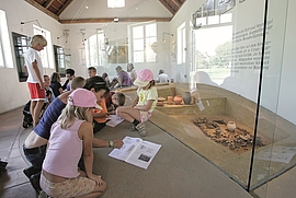 Schülerinnen und Schüler mit den vom Museum zur Verfügung gestellten Arbeitsheften im Museum