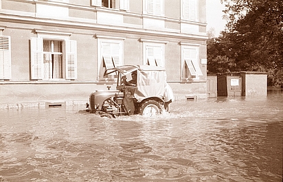 Hinter diesem Gebäude in der Dr. Kamnikerstrasse versteckt sich die Radkersburger Tiefkühlanlage, Hochwasser, 1971. Foto Bund Radkersburg