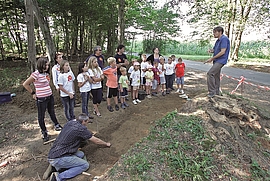 Die am Sommercamp des Römerzeitlichen Museums Ratschendorf teilnehmenden Kinder besuchen das Museum und eine Grabung im „Hügelstaudach“.