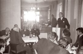 Im Winter 1970 begab sich Bundeskanzler Josef Klaus auf Wahlkampftour. Zu seinen Stationen gehörte auch die Stadt Radkersburg. Begleitet wurde er vom damaligen österreichischen Außenminister, Dr. Kurt Waldheim (österreichischer Bundespräsident 1986-1992), der im Spiegelsaal des „Hotel Österreich“ eine Unterstützungsrede für Klaus hielt. Foto Bund, Radkersburg. MiaZ