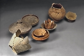 Funde aus dem im Museum rekonstruierten Tumulus: 2 Töpfe, eine Dreifußschale, ein Faltenbecher, Schalen und Näpfe, alle 2. Jh. n. Chr.